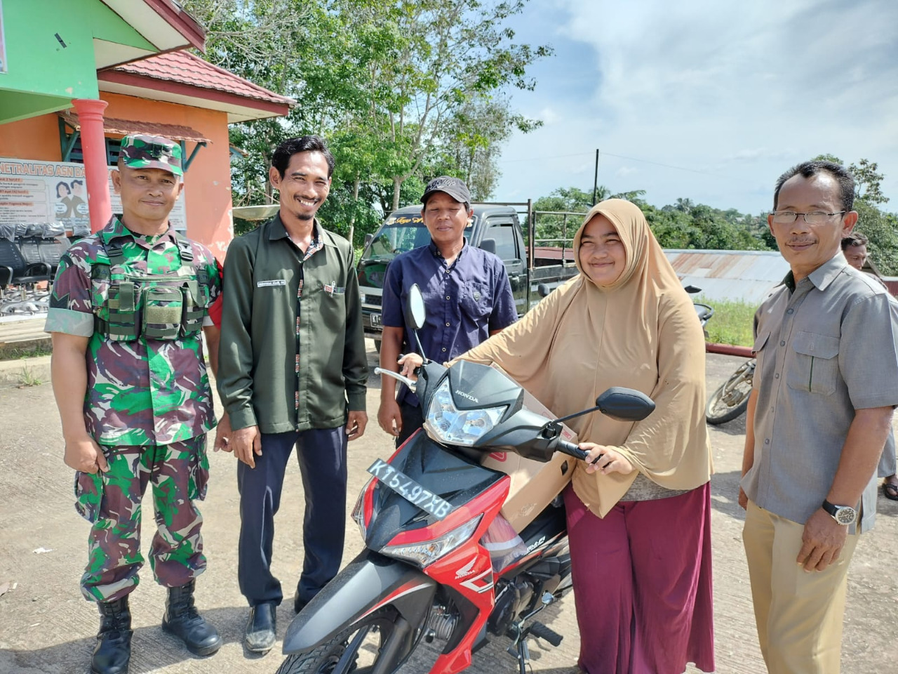 Babinsa Jonggon Jaya Dampingi Pemerintah Desa Serahkan Bantuan Program Pembangunan Berbasis Rukun Tetangga