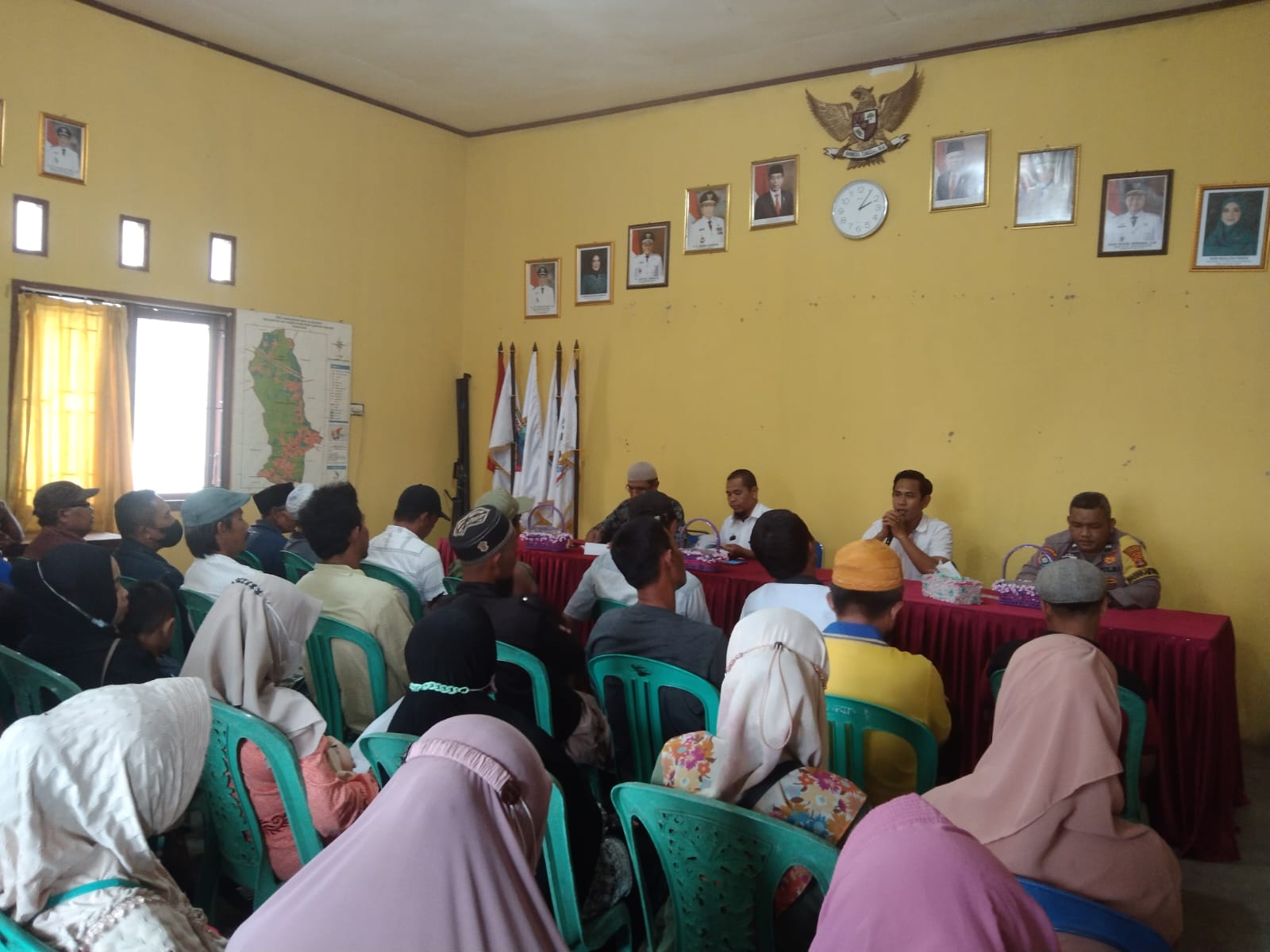 Akhir Tahun Pemdes Fajarbaru Salurkan Tunjangan dan Insentif Perangkat Desa