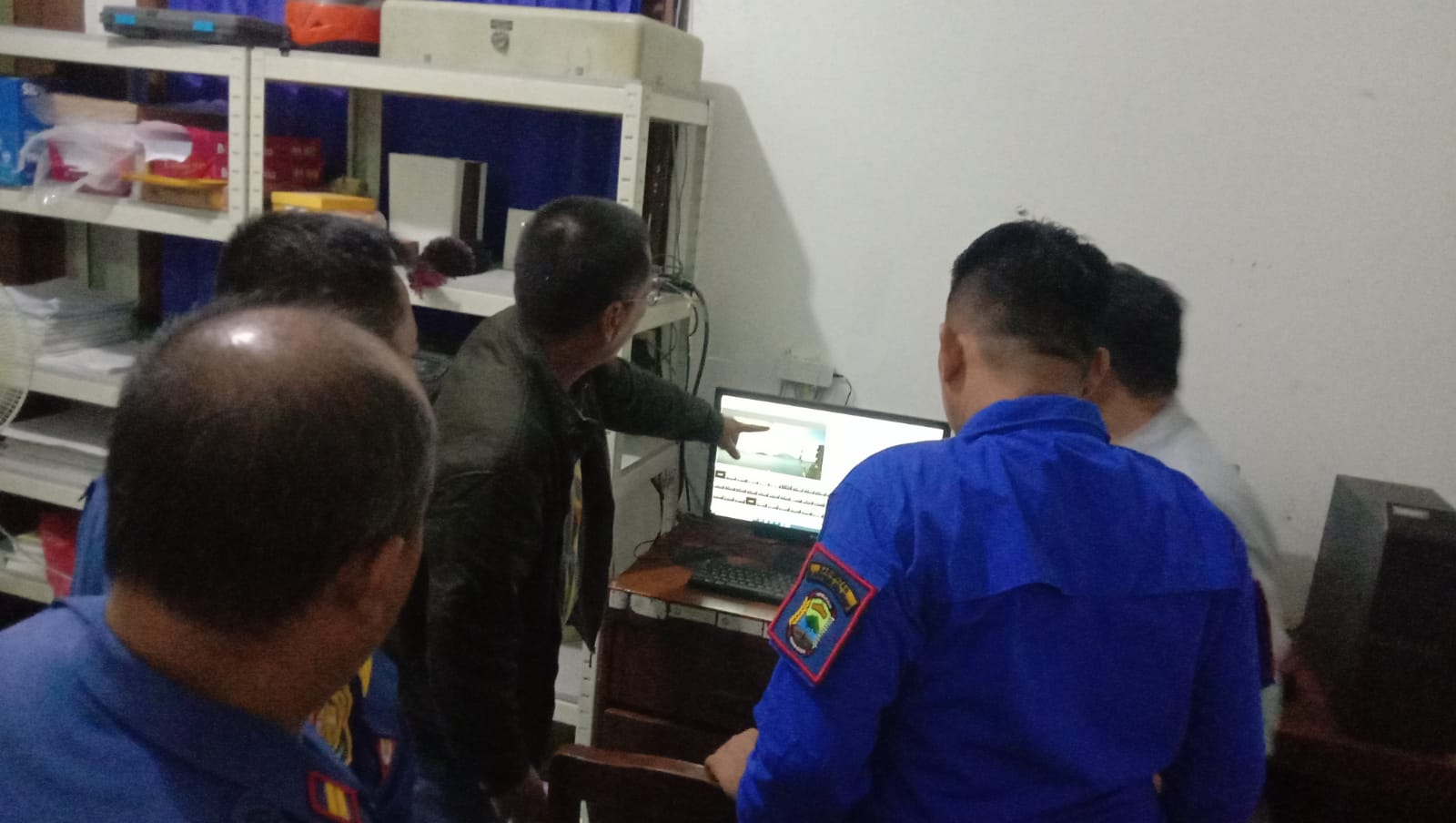 Melalui Layar Monitor  Kadis Damkar Bersama Tim Pantau Aktivitas GAK