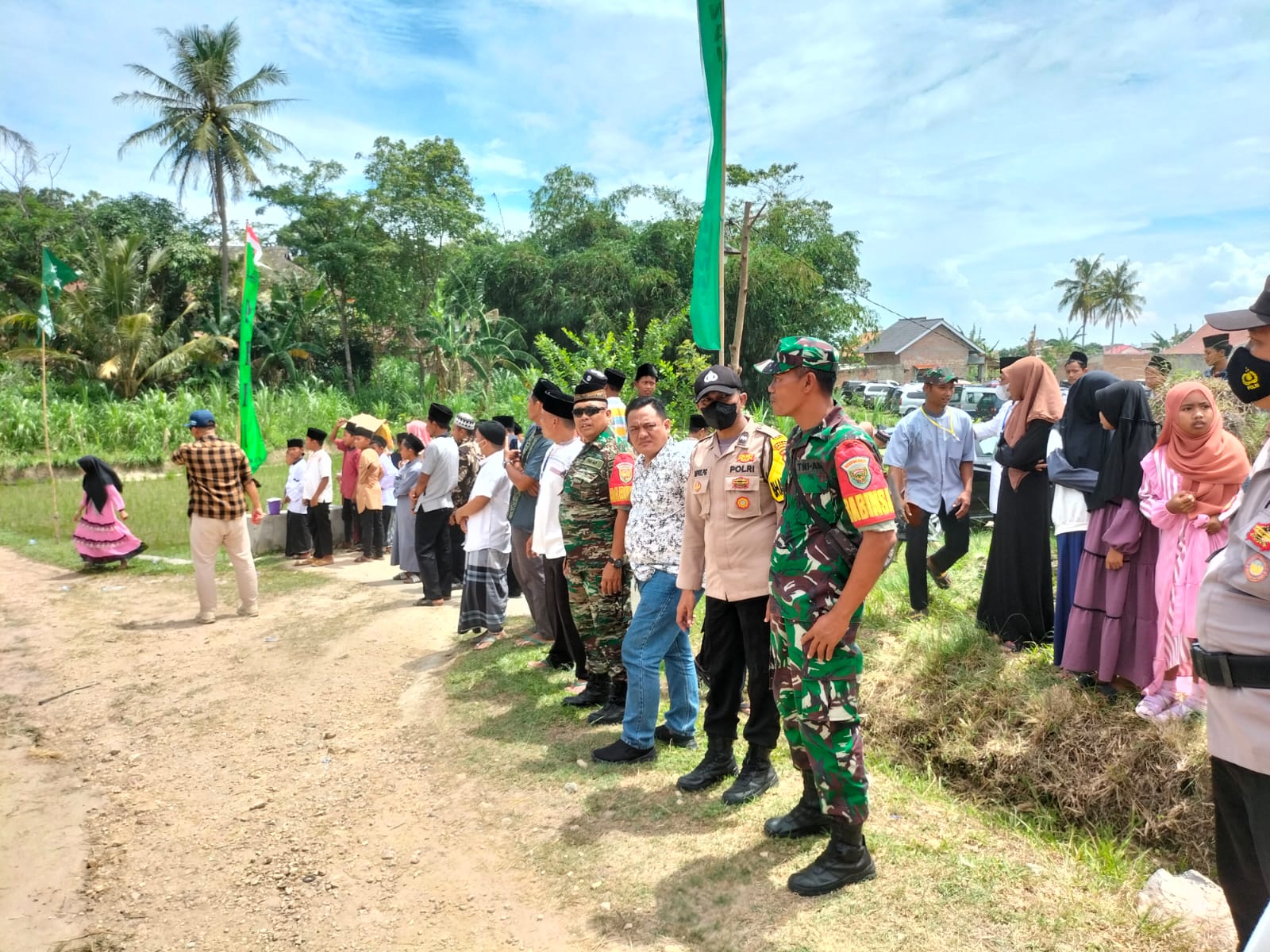 Anggota Koramil 421-09/TJB Bersama Kapolsek Jatiagung Amankan Jalanya Pengajian Di Karang Anyar