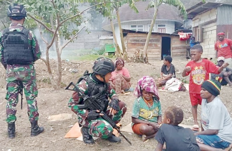 Satgas Yonif Raider 142/KJ Semakin Akrab Dengan Masyarakat dengan Mendengar Curhatan Mereka