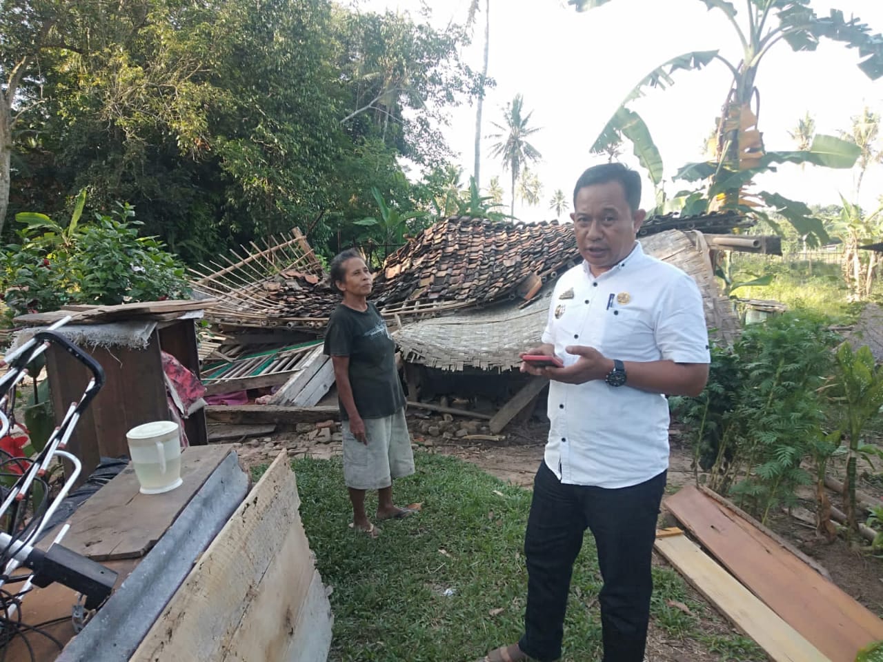 Diduga Lapuk Dimakan Usia Rumah Milik Warga Bumijaya Rata Dengan Tanah
