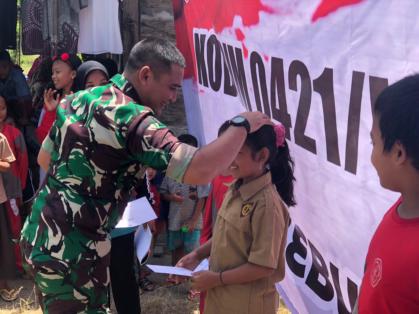 Letkol Inf Fajar Akhirudin Sapa Warga Pulau Sebuku dan Bagikan Sembako