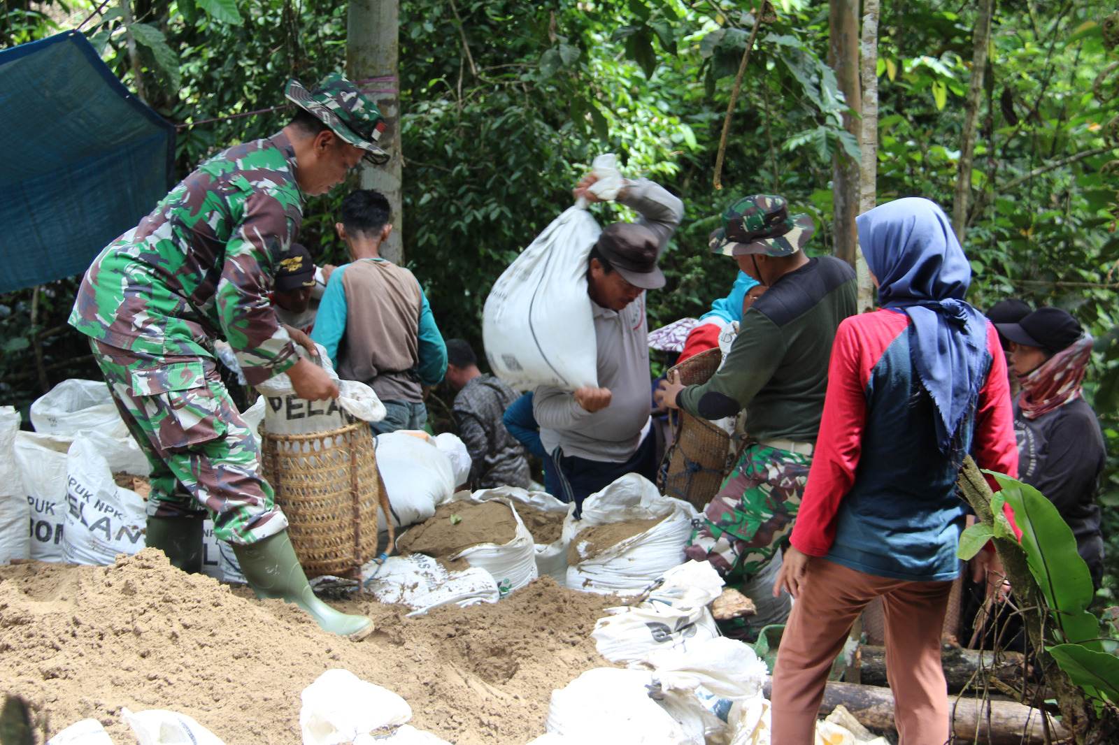 Wujud Kemanunggalan TNI Bersama Warga Masyarakat Lung Anai
