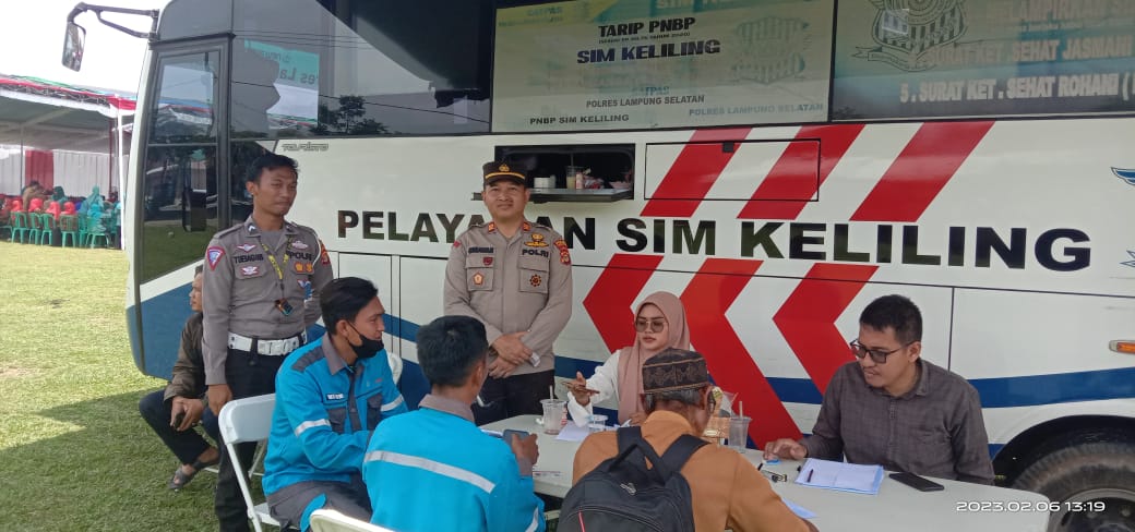Antuasias Warga Sambut Pelayanan Perpanjangan SIM Keliling Desa