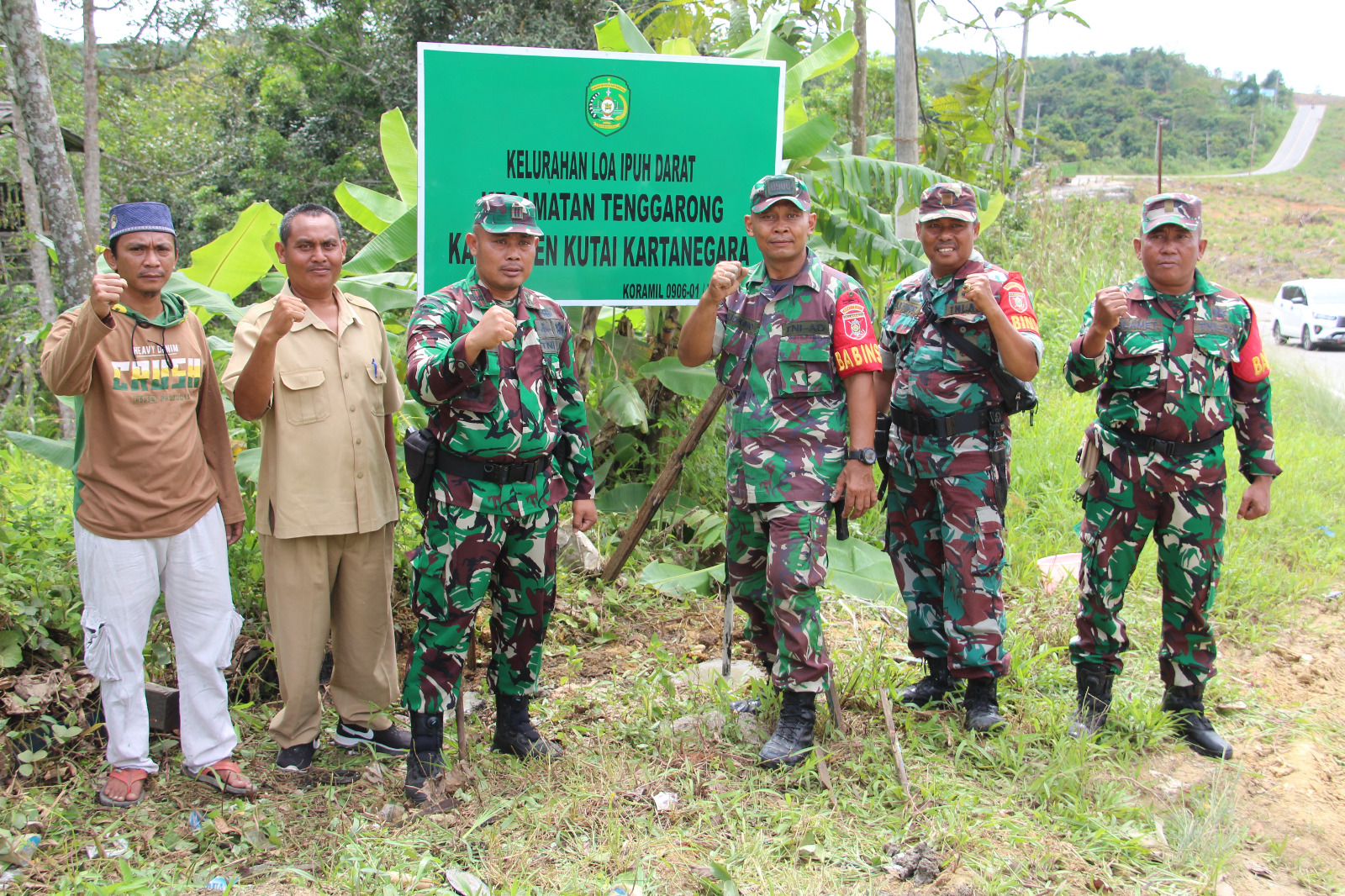 Perjelas Batas Antar Wilayah, Pasi Ops Kodim Kutai Kartanegara dan Danramil Tenggarong Pasang Patok Batas