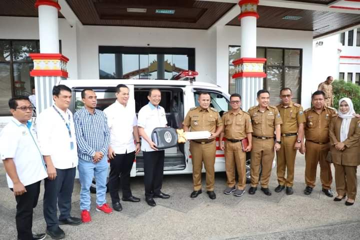 Secara Simbolis, Bupati Lamsel Nanang Ermanto Terima Bantuan Satu Unit Ambulance