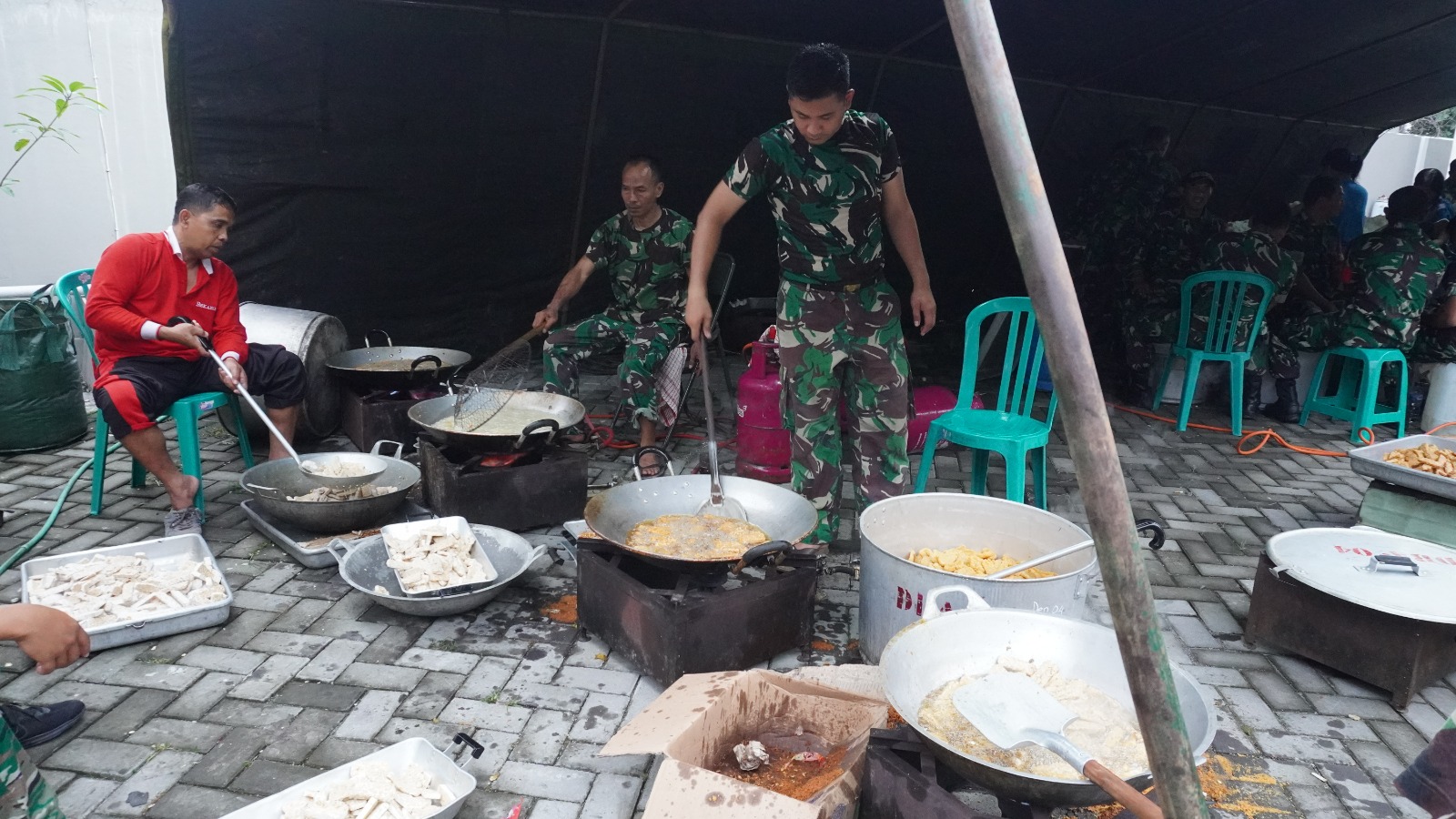 Kodim 0726 Sukoharjo Gelar Dapur Lapangan Bantu Korban Banjir