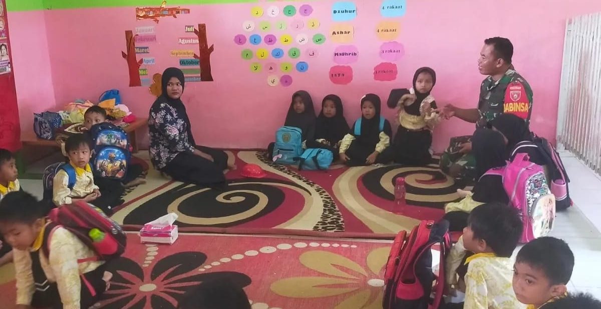 Peduli Pendidikan Anak Sejak Dini, Babinsa Koramil Penajam Lakukan Komsos Dengan TK Handayani Tanjung Tengah