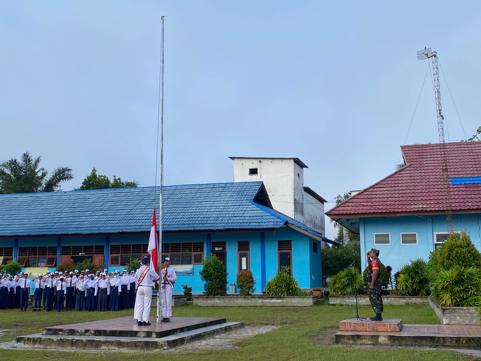 Pesan Babinsa Waru Saat Jadi Irup Upacara Bendera Di SMPN 13 PPU
