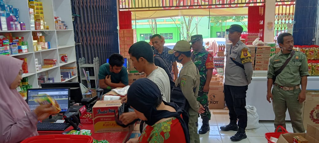 Jelang Bulan Ramadhan, Babinsa Desa Sukaraja Bersama Instansi Terkait Cek Harga Sembako Di Pasar