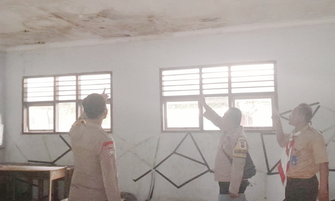 Saat Jam Belajar,  Plafon ruang kelas 7 G SMPN 1 Todanan- Blora Ambrol