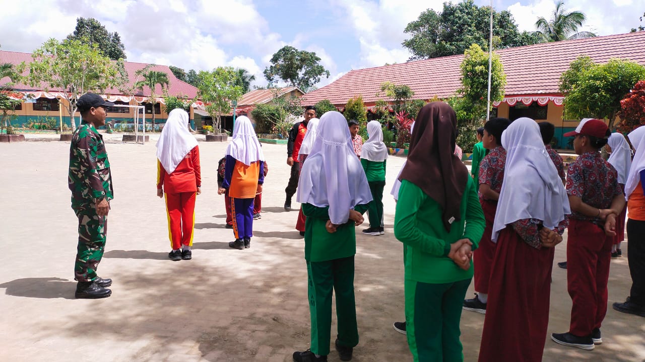Ajarkan Kedisiplinan Sejak Dini, Babinsa Koramil Penajam Latih PBB Siswa SD 005 Sotek