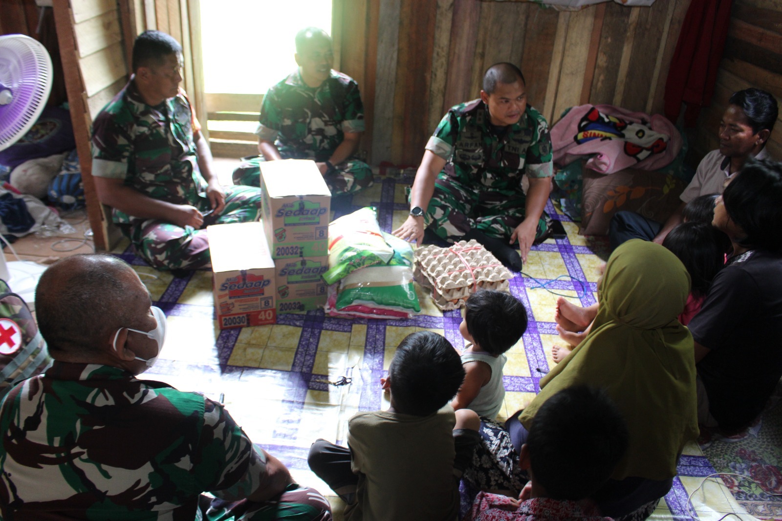 TNI Peduli Rakyat, Komandan Kodim 0913/PPU Berikan Bantuan Sembakom Bagi Warga Kurang Mampu