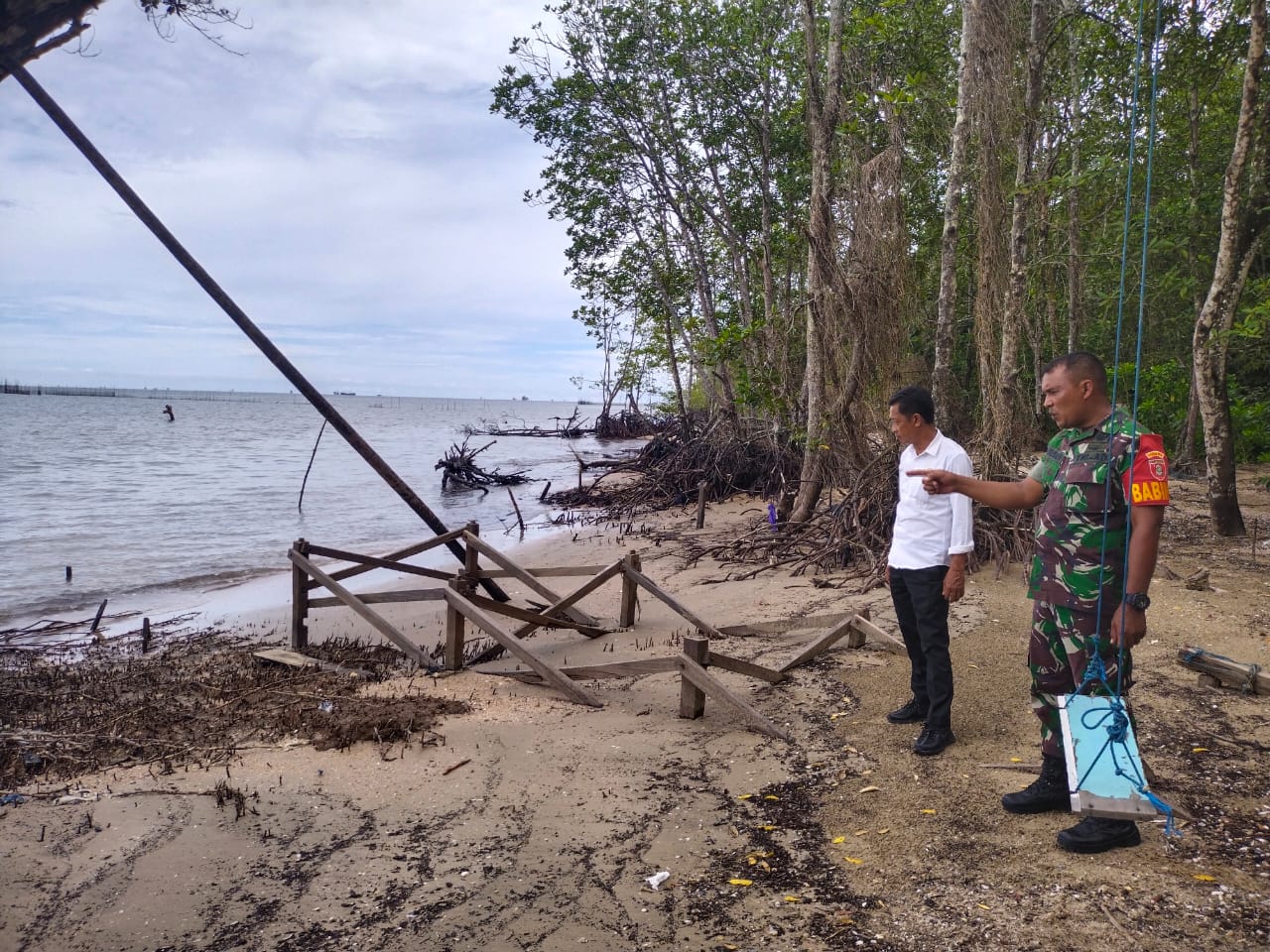 Peduli Wilayah Binaan,Babinsa Sungai Parit Bersama Staf Kelurahan Cek Abrasi Pantai