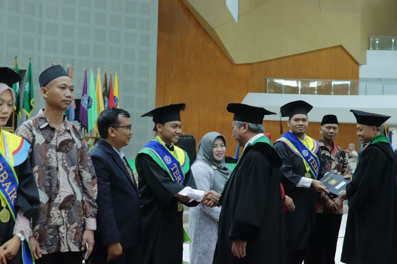 Menangis Terharu, Rektor UMS Mewisuda 2339 Mahasiswa UMS Periode III 2022/2023, Ada Wisudawan Dengan IPK 4.0