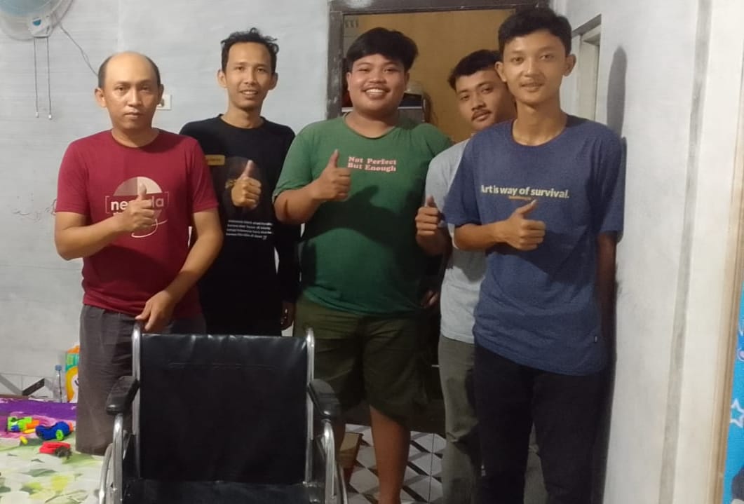 Karang Taruna Desa Way Galih Salurkan Bantuan Kursi Roda