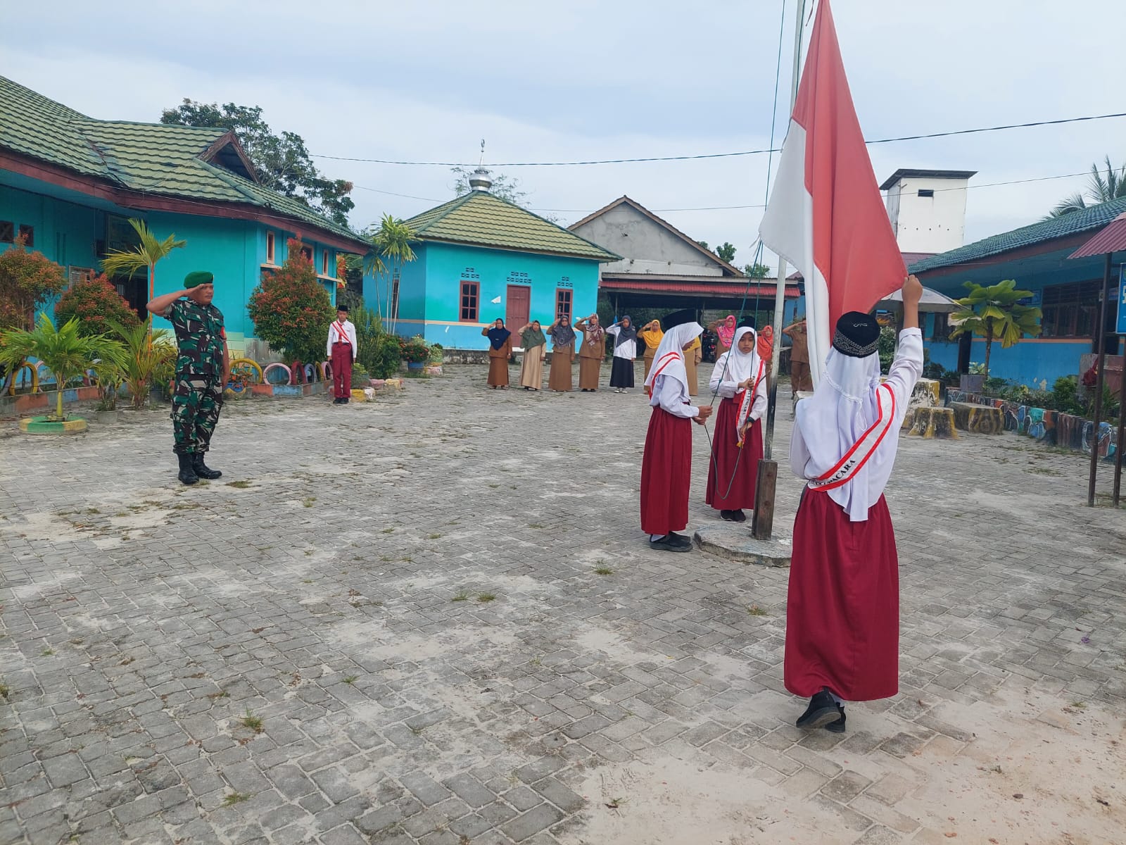 Bekali Wawasan Kebangsaan Tunas Bangsa, Babinsa Labangka Barat Jadi Irup di Sekolah