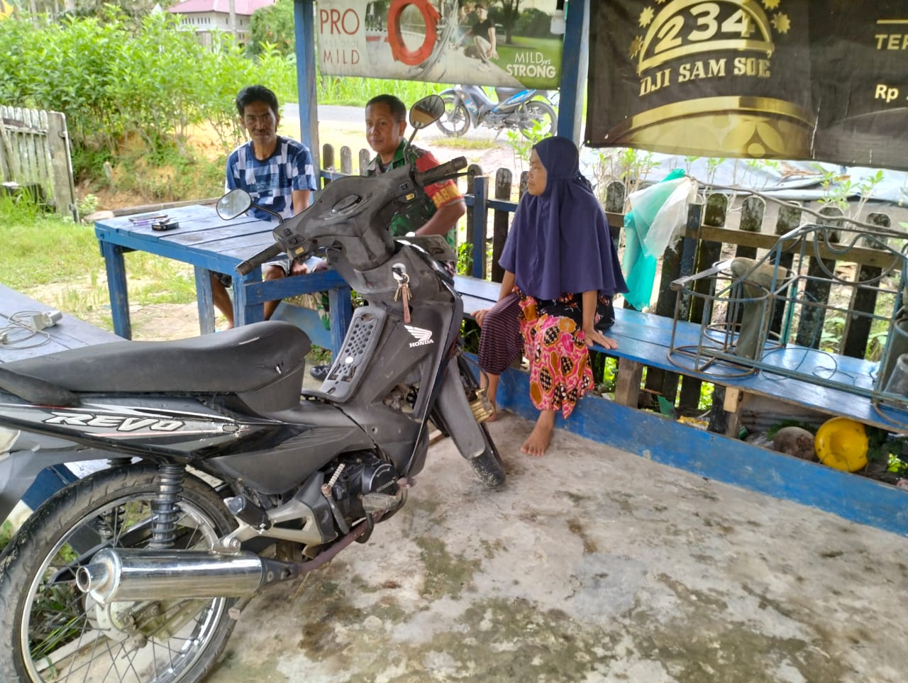 Pererat Tali Silahturahmi Babinsa  Penajam  Komsos Dengan Warga Tanjung Tengah
