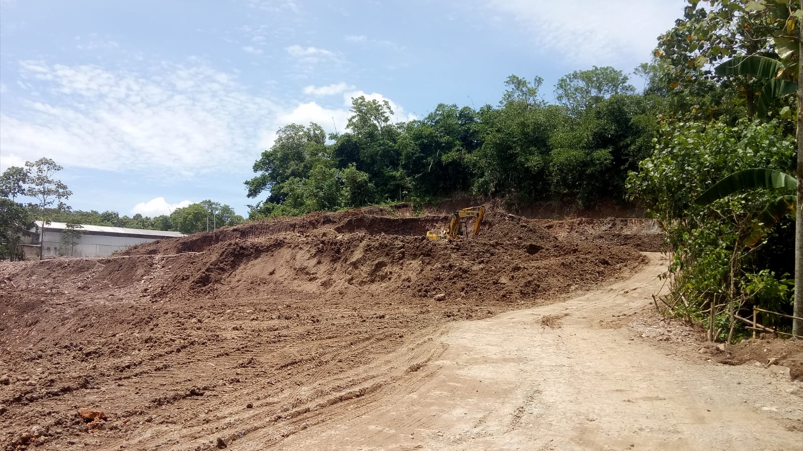 Warga Pekon Ambarawa Timur Keluhkan Kerusakan Jalan Akibat Proyek Galian Tak Bertuan