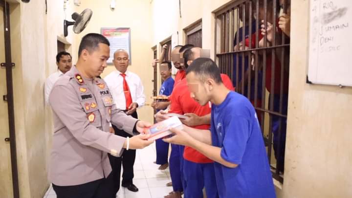 Nasihat dan Bimbingan Rohani, AKBP Warsono Bagikan Al-Quran ke Tahanan