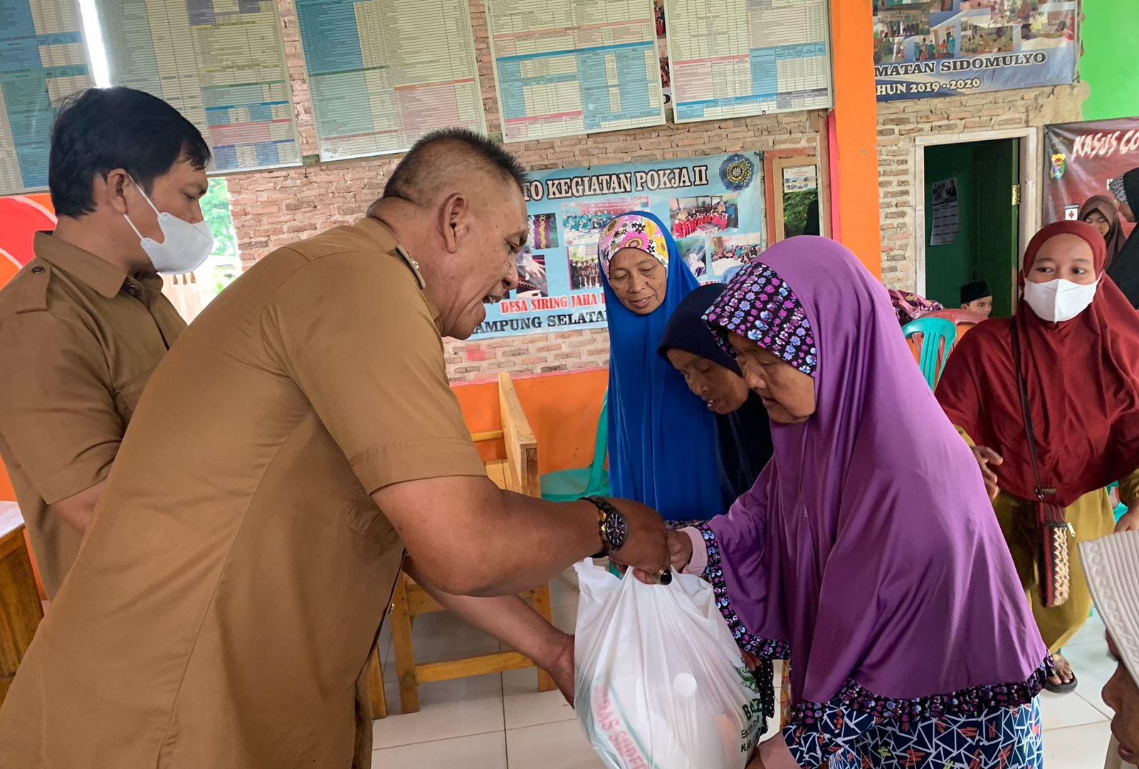 Pemdes Siring Jaha Salurkan Bantuan Pemkab Lamsel Berupa Paket Sembako Untuk Yatim dan Dhuafa