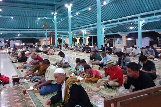 BERKAH RAMADHAN, Masjid Agung Keraton Surakarta Tiap Hari Bagikan Kurma hingga Nasi 400 Porsi