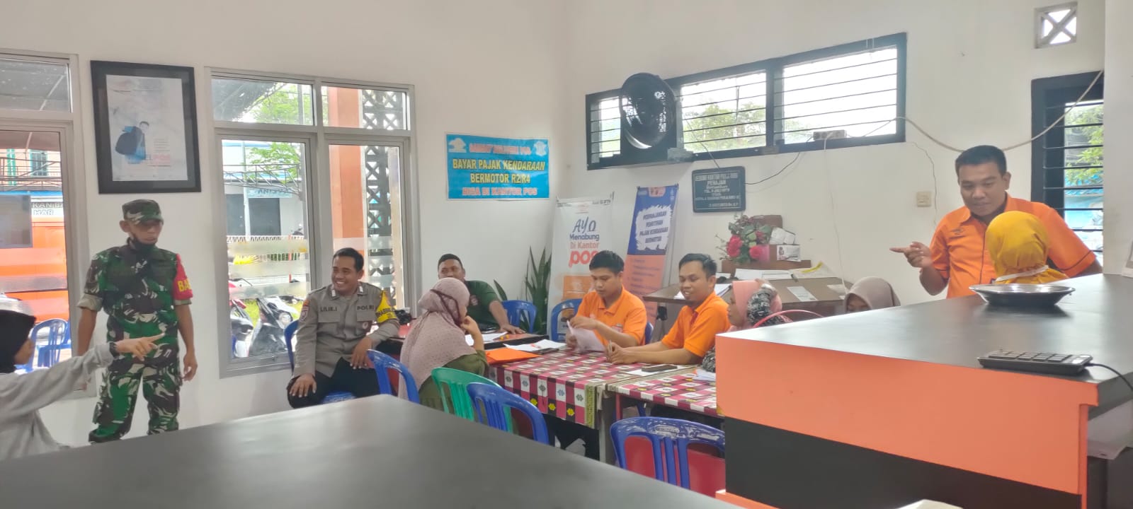 Babinsa dan Bhabinkamtibmas Kelurahan Penajam Kawal Penyaluran Bantuan di Kantor Pos