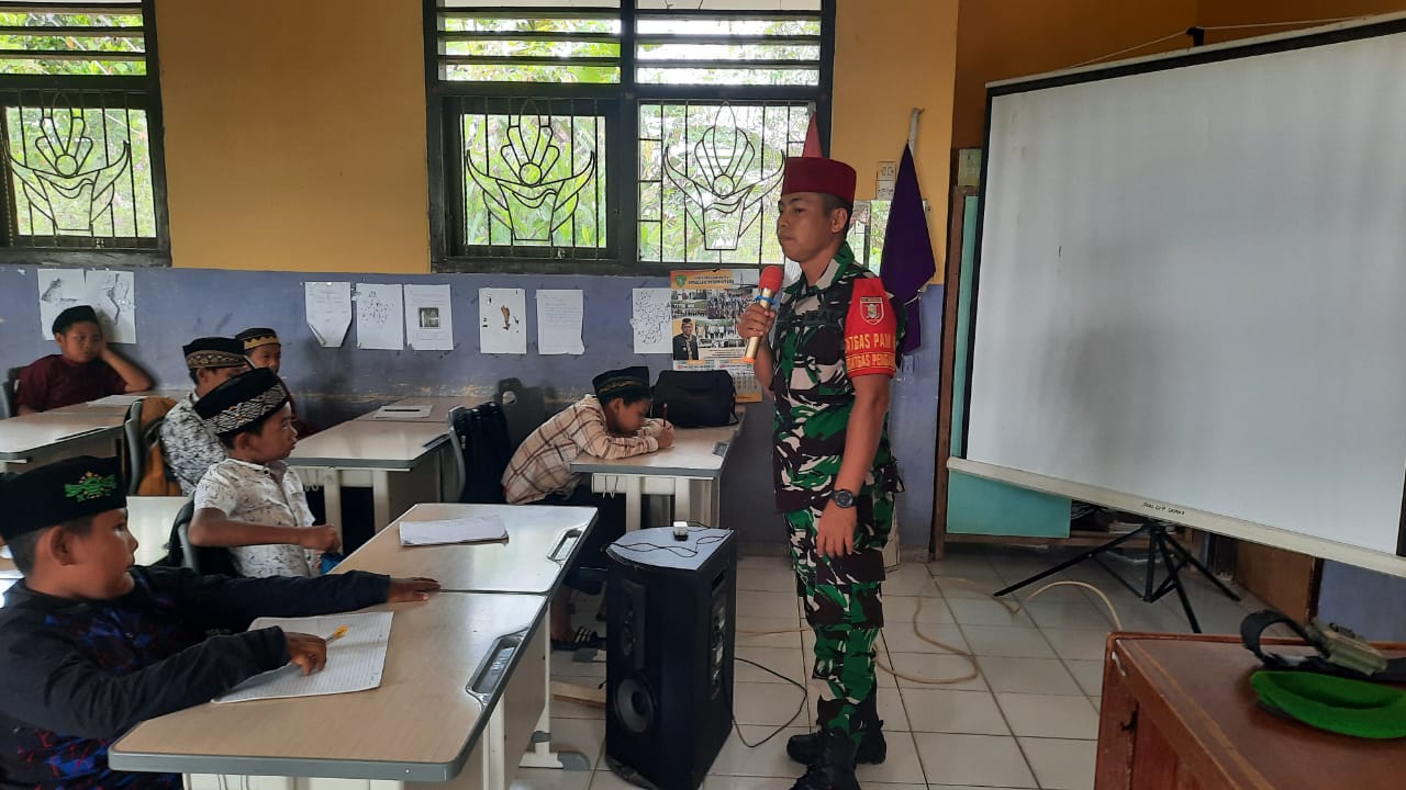 Peduli Pelajar, Babinsa Sepaku Beri Materi Bahaya Kenakalan Anak dan Stop Tindakan Bullying di Kalangan Pelajar