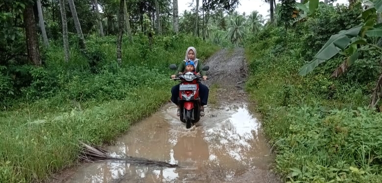 Malik Ibrahim Minta Pemerintah Daerah Ada Perhatian Khusus Dengan Kondisi Jalan Dusun Bukit Barisan