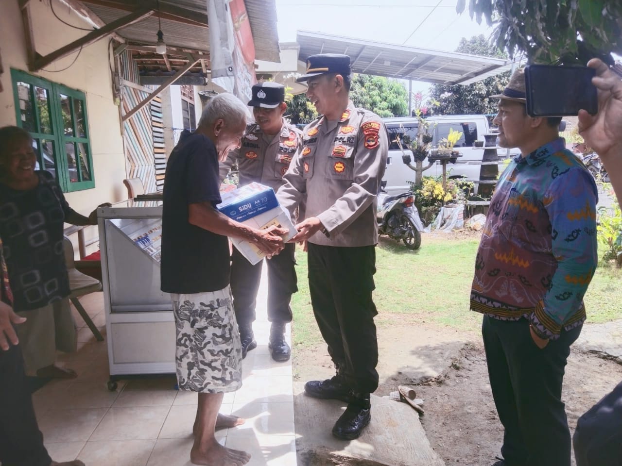 JUMAT CURHAT Di Way Huwi POLSEK JATIAGUNG BAGIKAN SEMBAKO BAGI WARGA TIDAK MAMPU