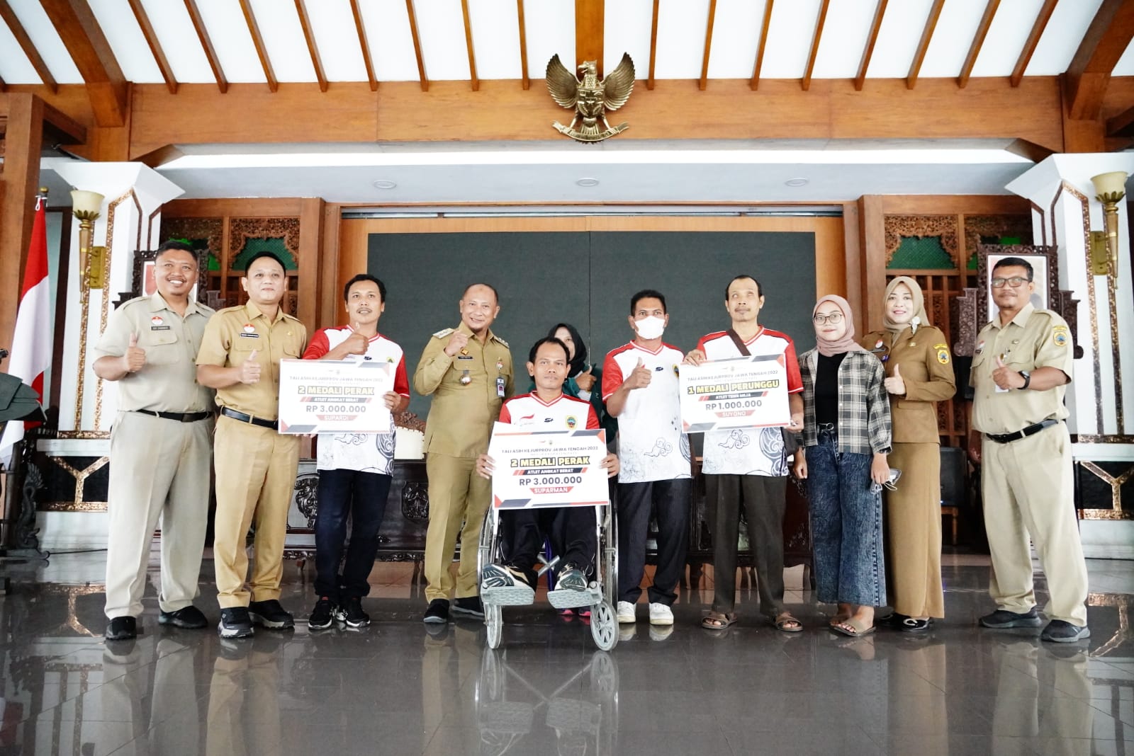 Atlet Berprestasi Penyandang Disabilitas Dapatkan Tali Asih