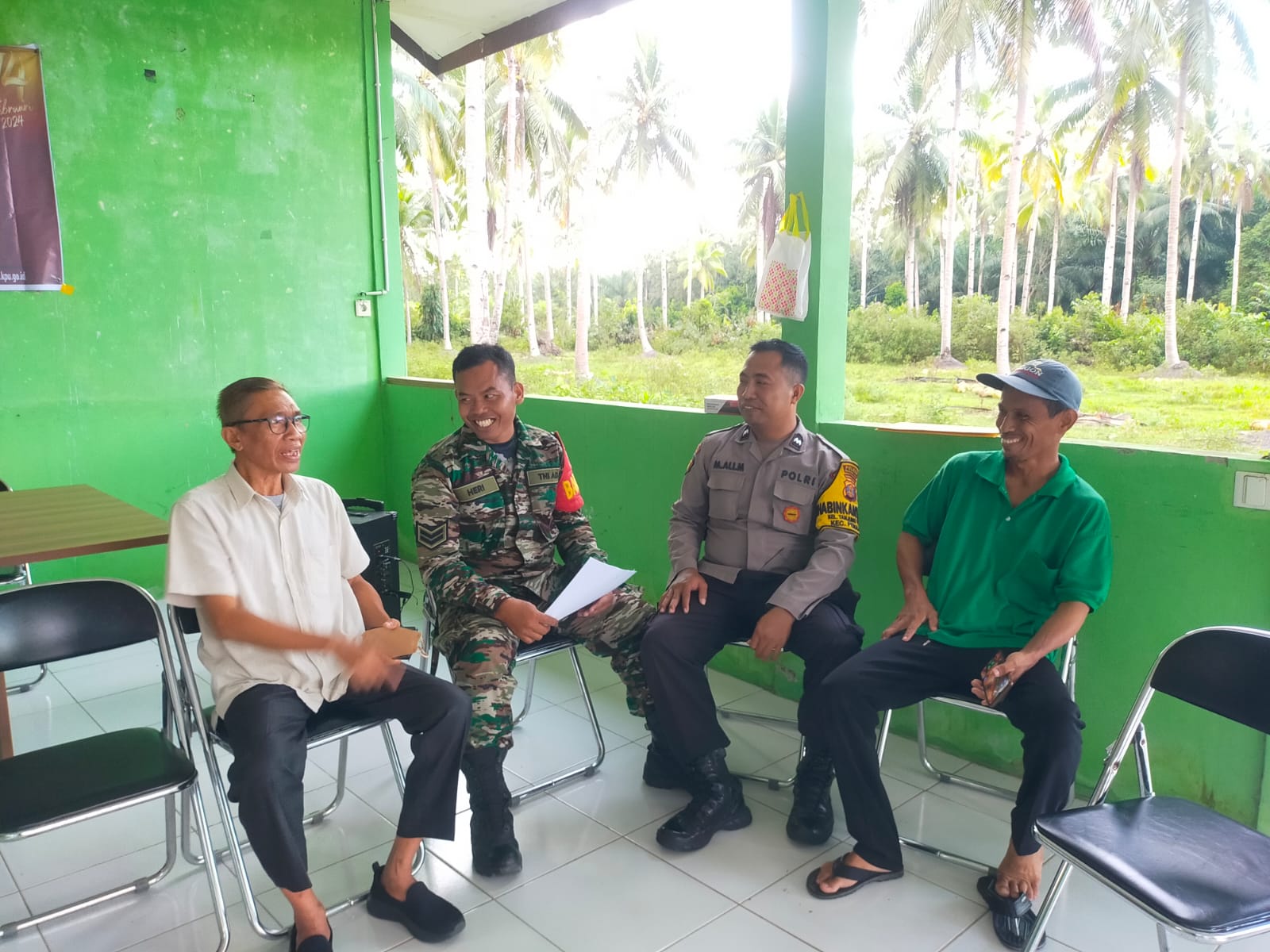 Sinergitas Babinsa dan Bhabinkamtibmas Kelurahan Tanjung Tengah Komsos Dengan Lurah