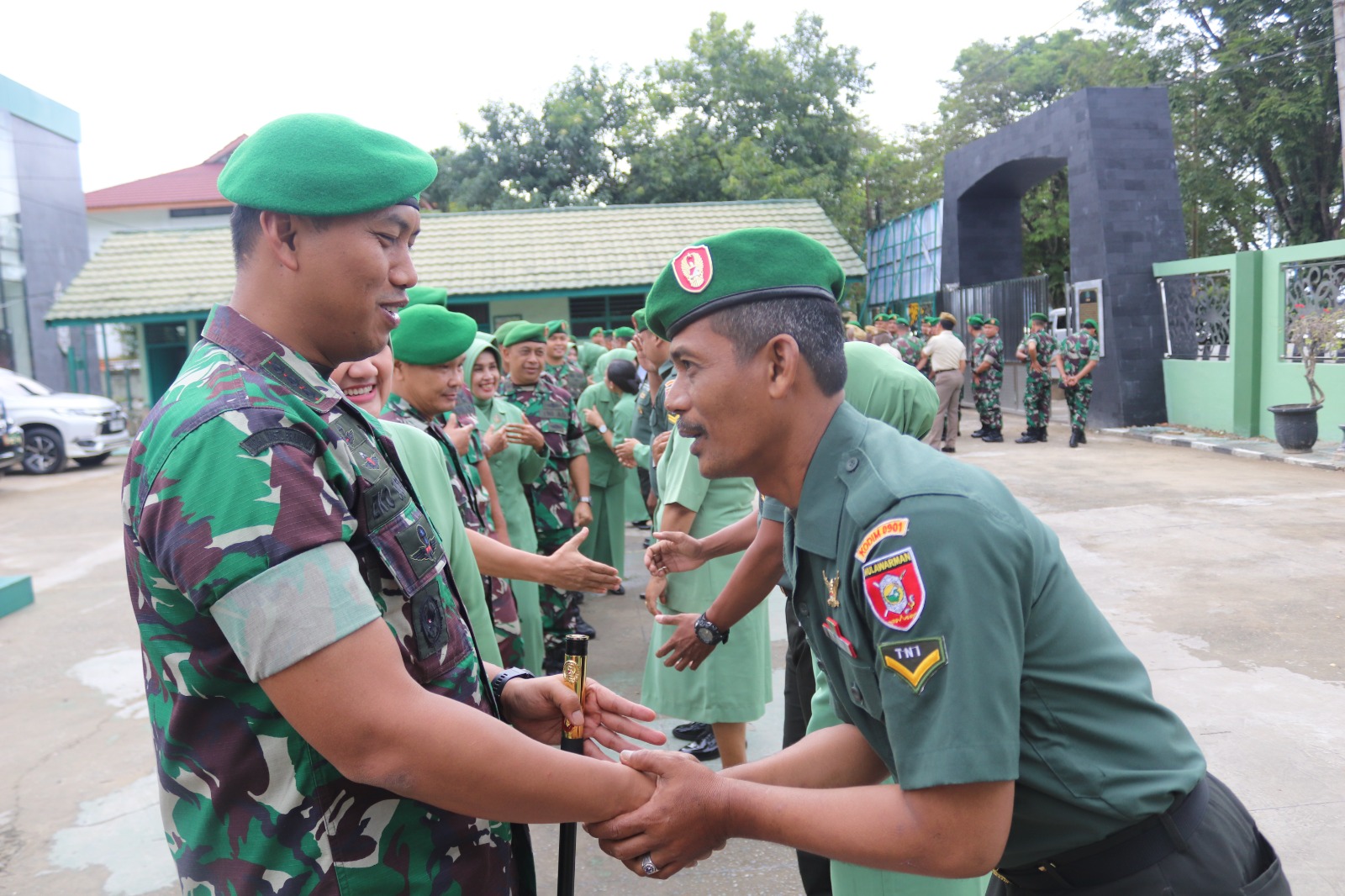 Kopral Kepala Azmiadi  Viral Berkat Aksi Heroiknya di Tanjakan Gunung Manggah Resmi Menyandang Pangkat Sersan Dua