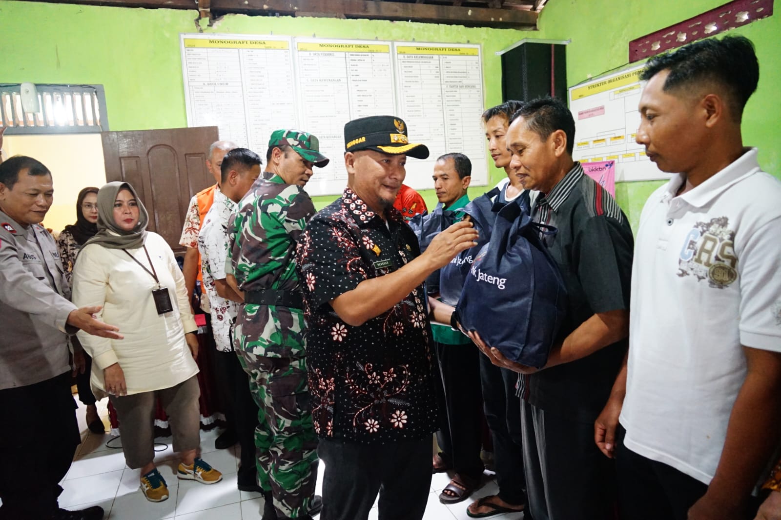 Korban Pasca Banjir Terima Bantuan Paket Sembako