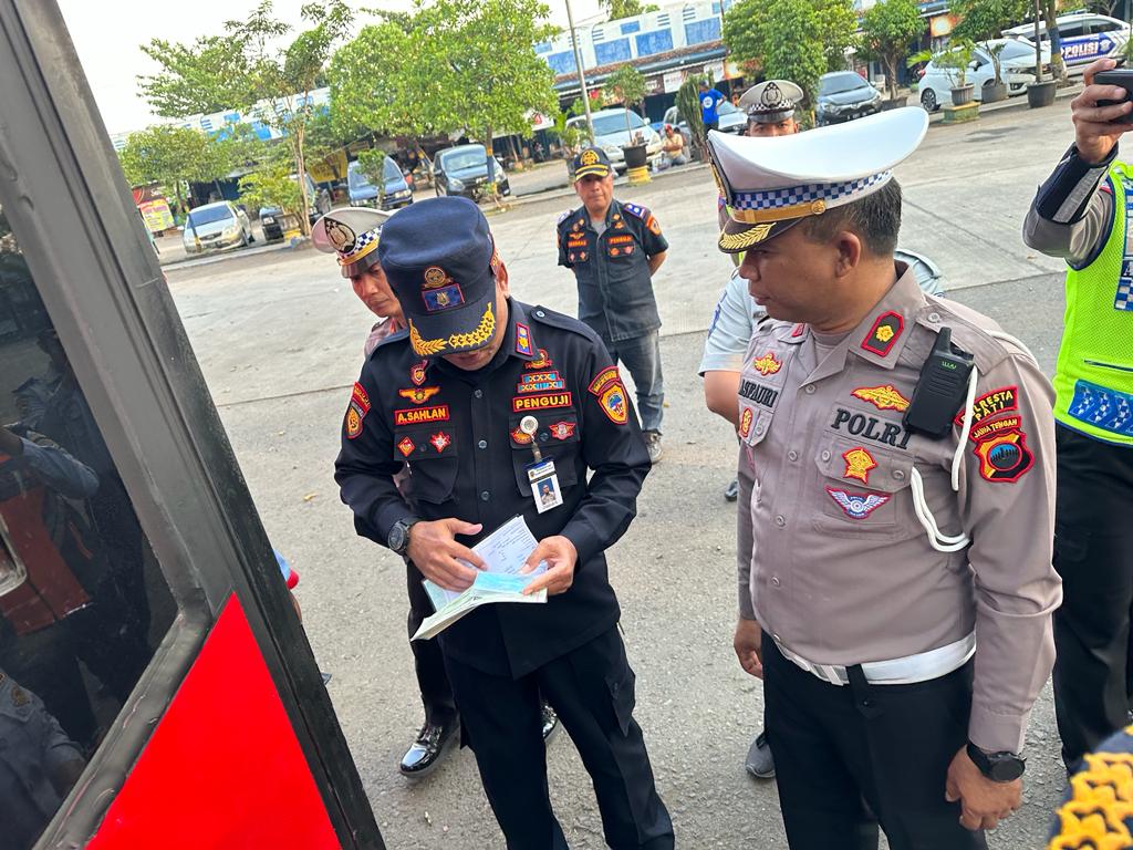 Wujudkan Mudik Aman, Satlantas Polresta Pati Uji Ramp Check Bus