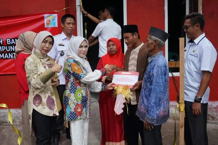 Ketua TP-PKK Lamsel Resmikan Pembangunan RTLH di Desa Hara Banjar Manis