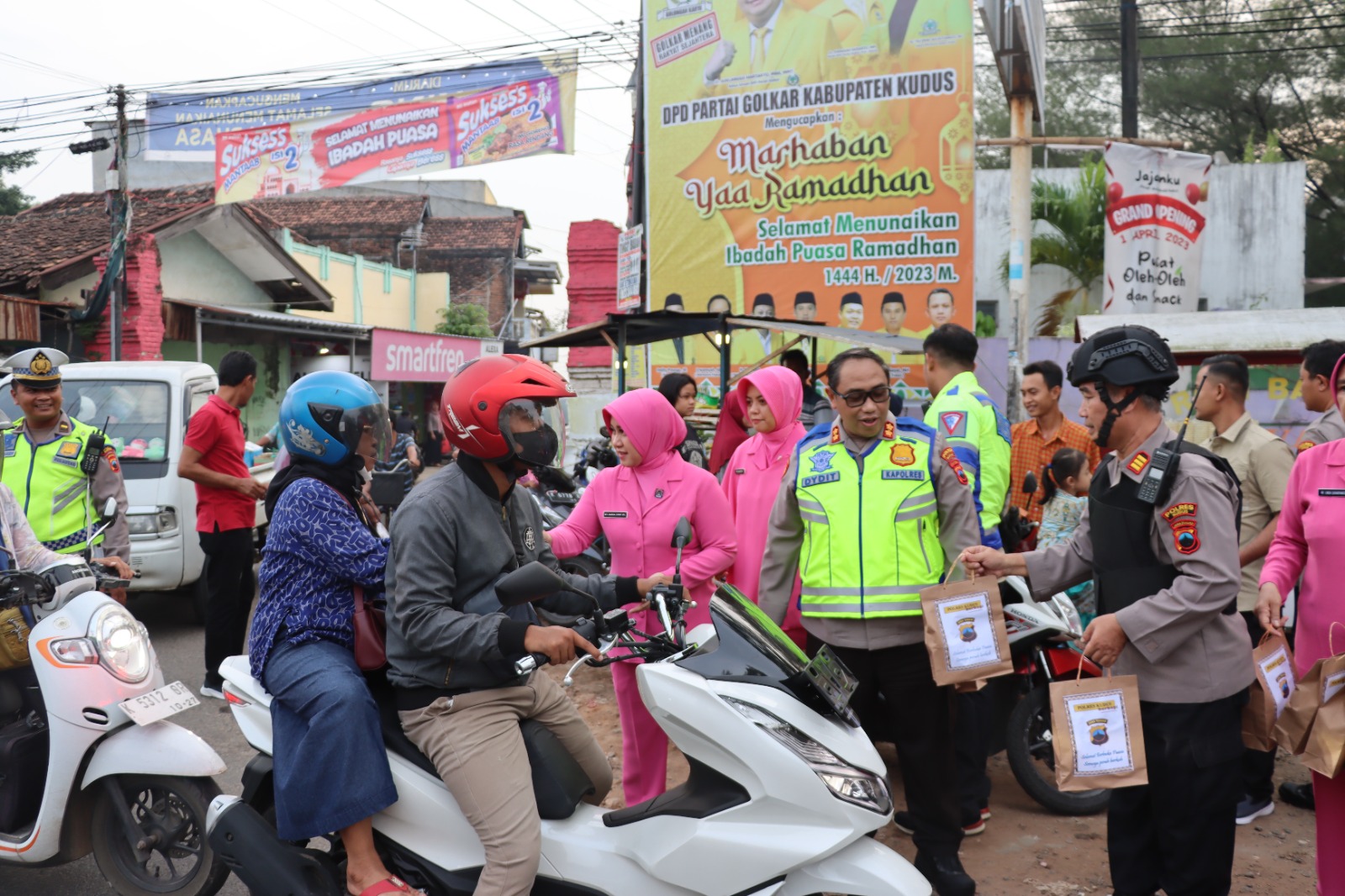 Jelang Berbuka Puasa, Polres Kudus Bagikan Takjil ke Pengguna Jalan