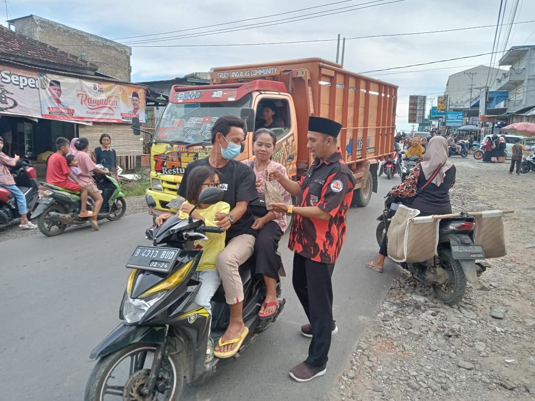 Pemuda Pancasila Kec Sidomulyo Bersama Polsek dan Koramil Berbagi Takjil dan Kunci Pengaman Sepeda Motor