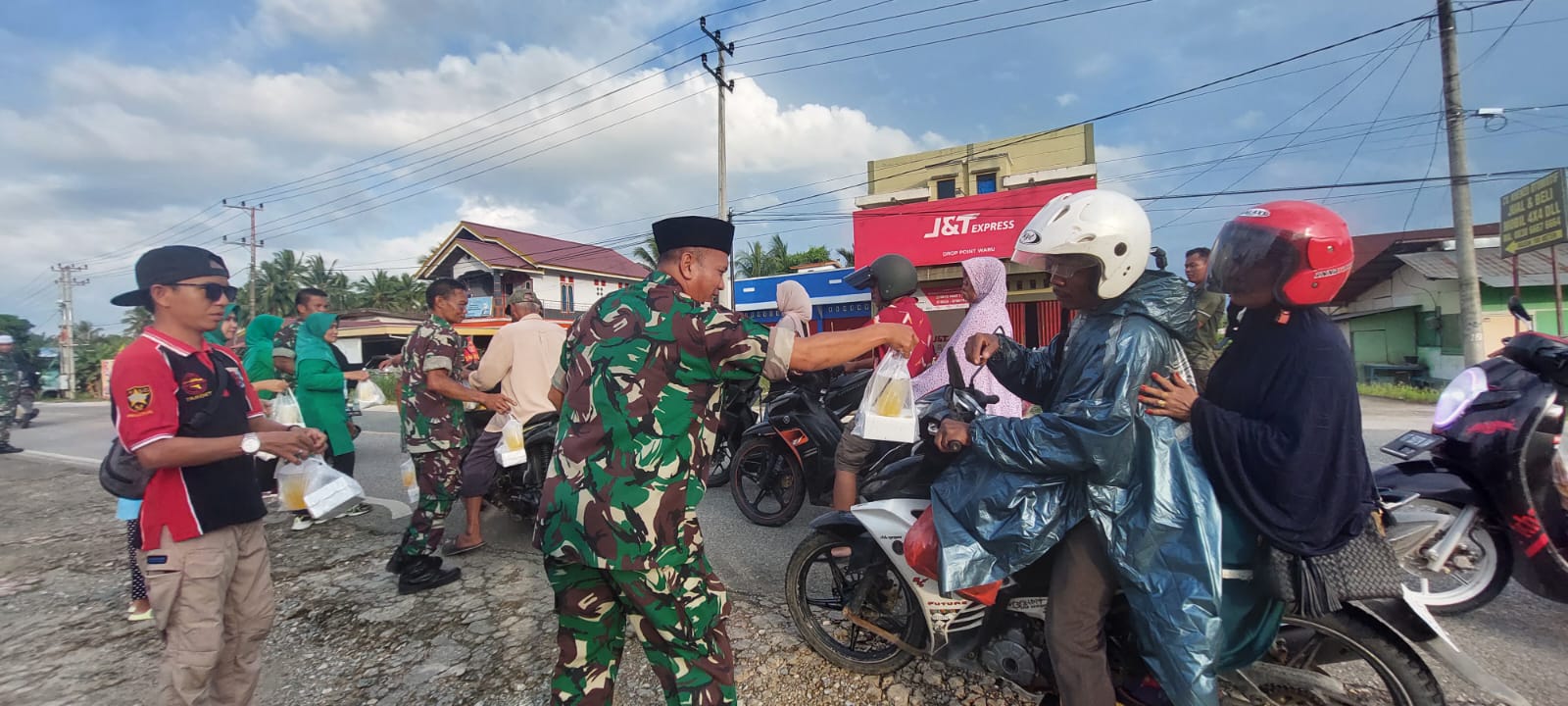 Warga Melintas Depan Koramil  Dapat Takjil Gratis dari Anggota dan Persit Koramil  Waru