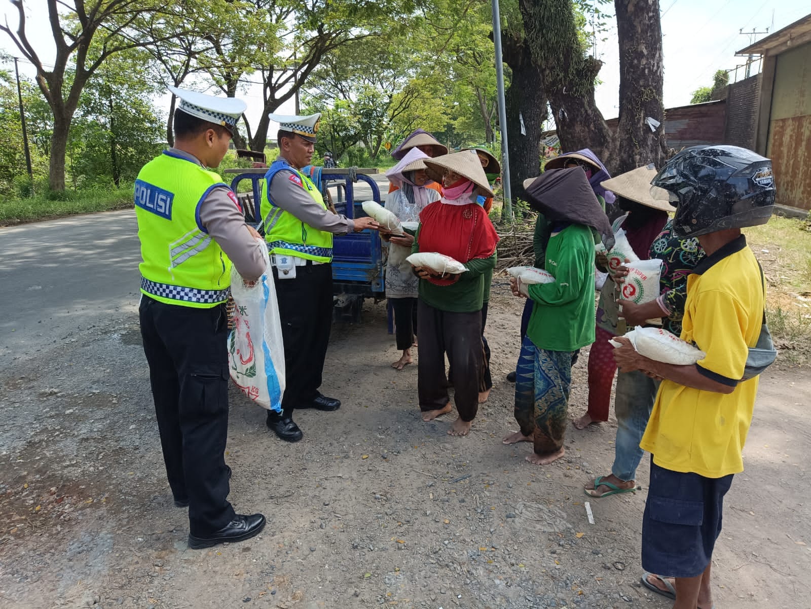 Masyarakat Terima Paket Beras dari Satlantas Polres Kudus