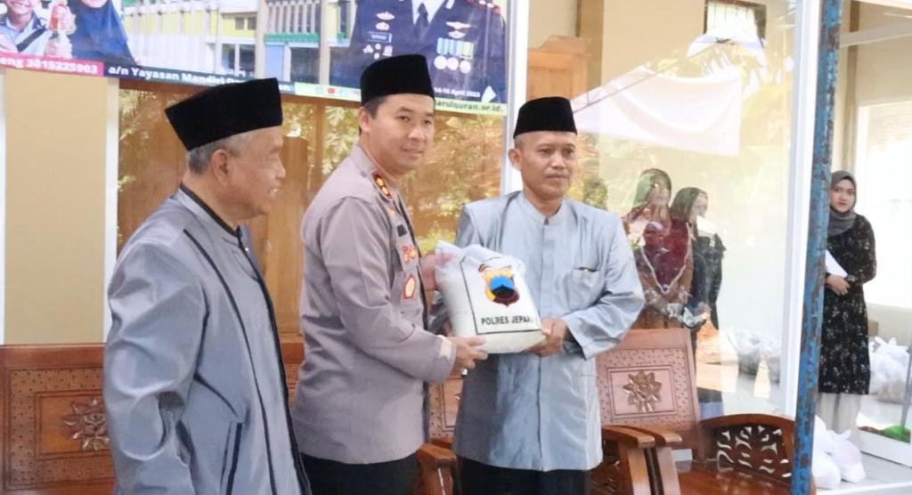 Jalin Silahturahmi, Polres Jepara Berikan Bansos ke Ponpes Darul Qur’an
