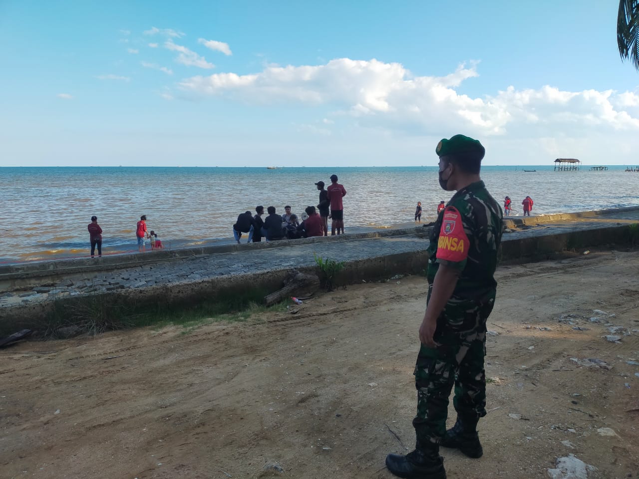 Yakinkan Wilayah Binaannya Aman , Babinsa Tanjung Pantau Obyek Wisata Tanjung Jumlai