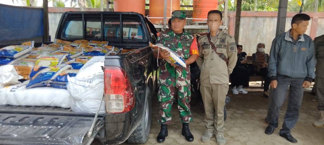 Sambut Idhul Fitri, Babinsa Pejala Pantau Operasi Pasar dan Pasar Murah