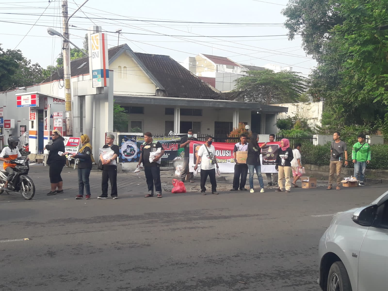 Komunitas Pengemudi Grab Soloraya Bagi Ratusan Paket Takjil, Kenalkan Trisula Wedha