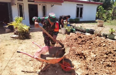 Babinsa Kodim 0421/Ls Bantu Perbaiki Rumah Warga di Desa Banjarsuri