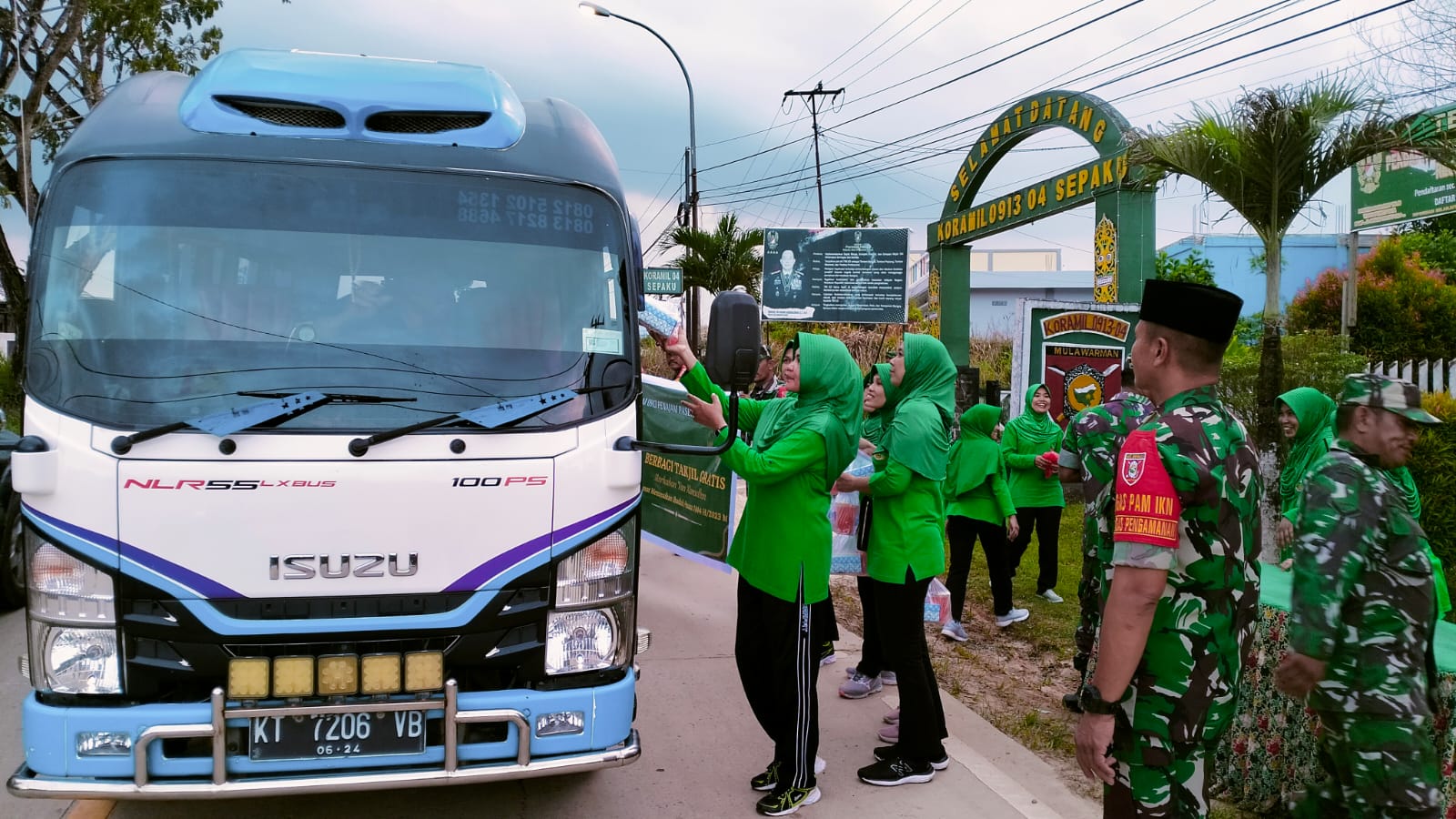 Ladang Amal Bulan Ramadhan, Jelang Buka Puasa anggota Koramil Sepaku Bagikan Takjil Gratis