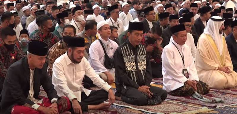 Presiden Jokowi Bersama Ganjar Shalat ID di Masjid Sheikh Zayed