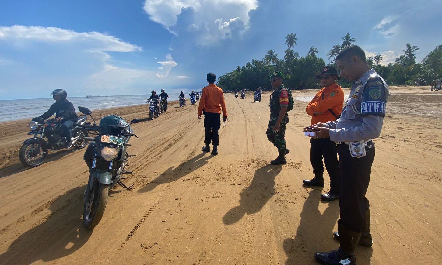 Babinsa Tanjung Tengah Beri Rasa Nyaman Pengunjung Pantai Corong Saat Libur Lebaran