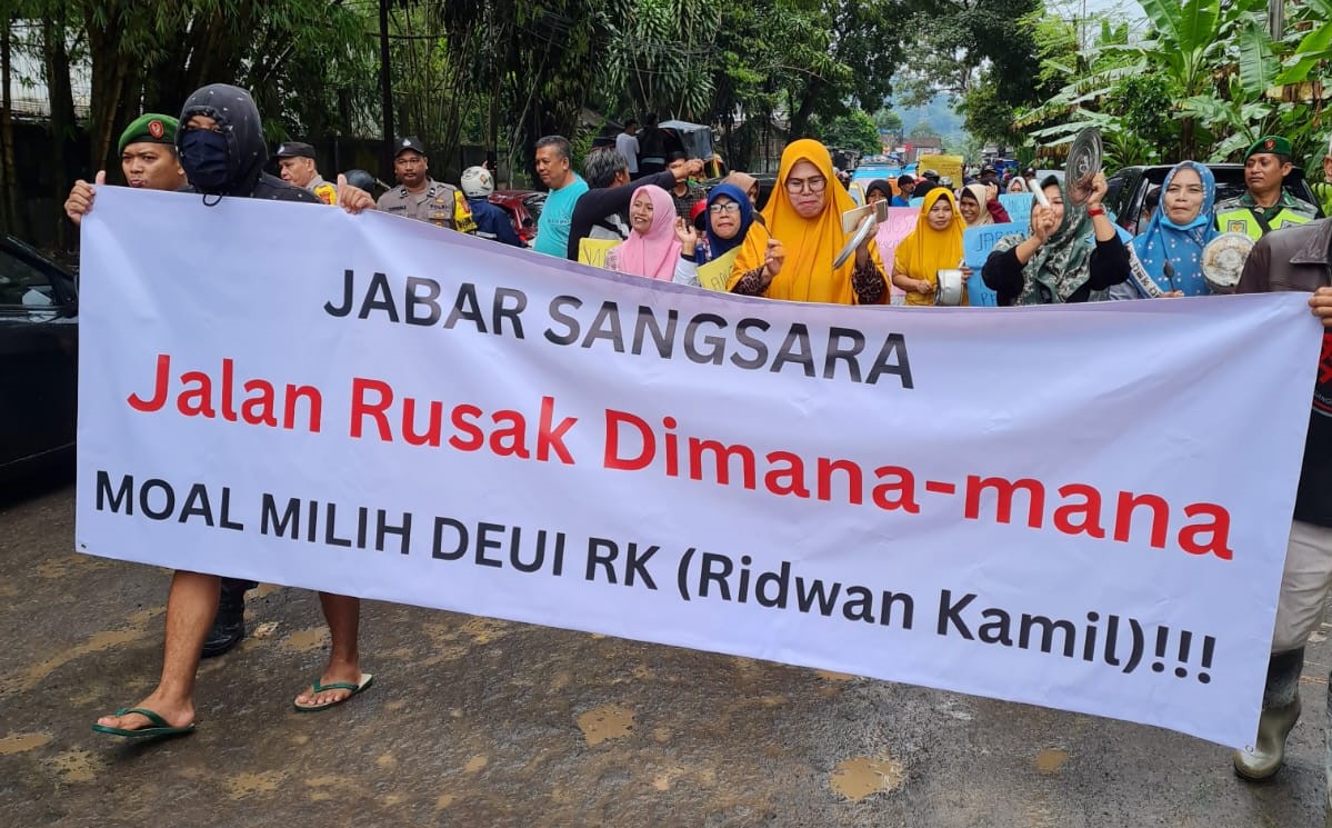 Jalan Rusak, Masyarakat Gelar Aksi Turun Jalan Bertema ” Gubernur Tutup Mata”